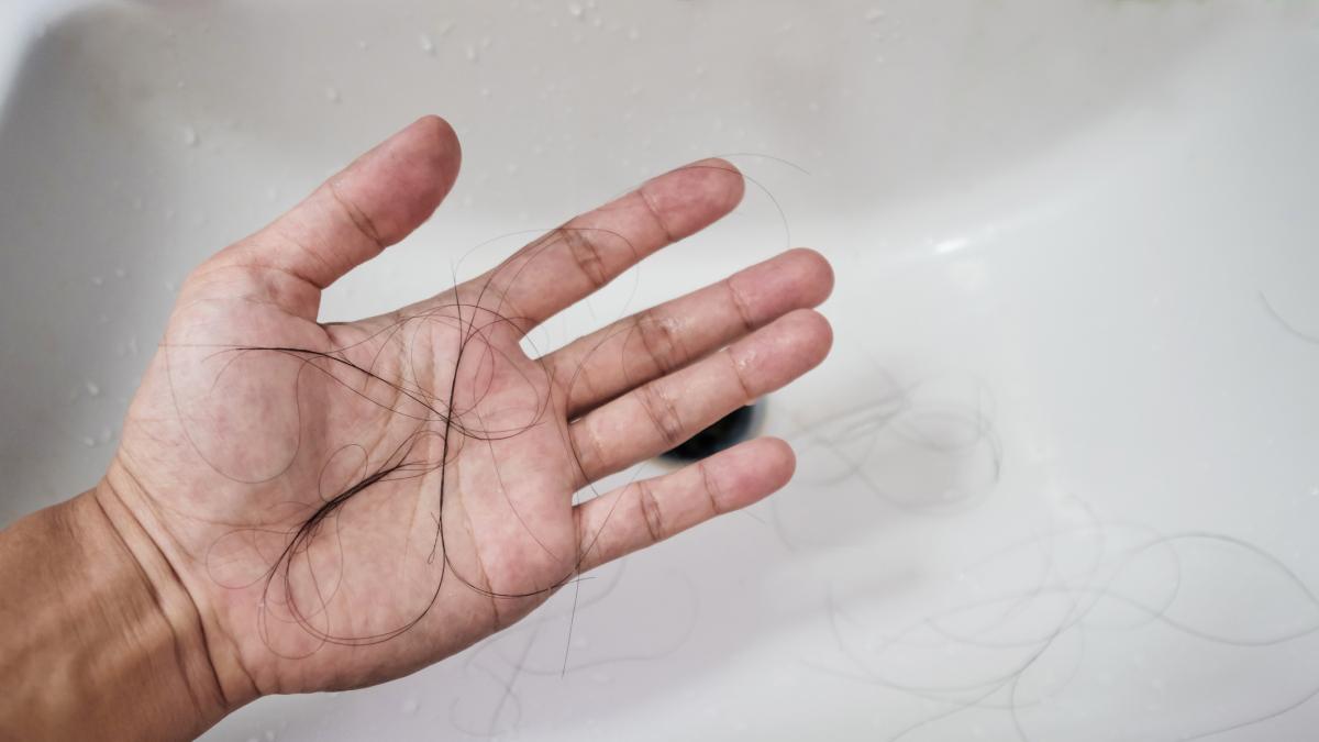Capelli che cadono? 3 fattori del tuo stile di vita da tenere d