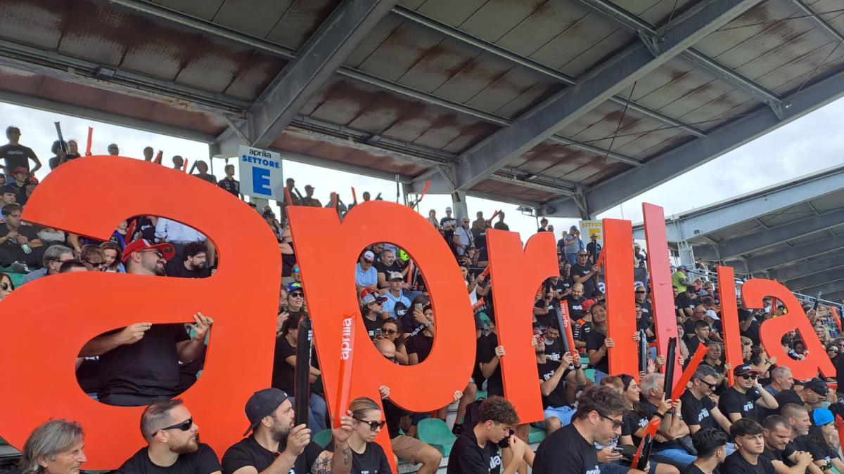 Aprilia, il GP di Misano vissuto in tribuna con Biaggi e i tifosi di Bezzecchi e Martin