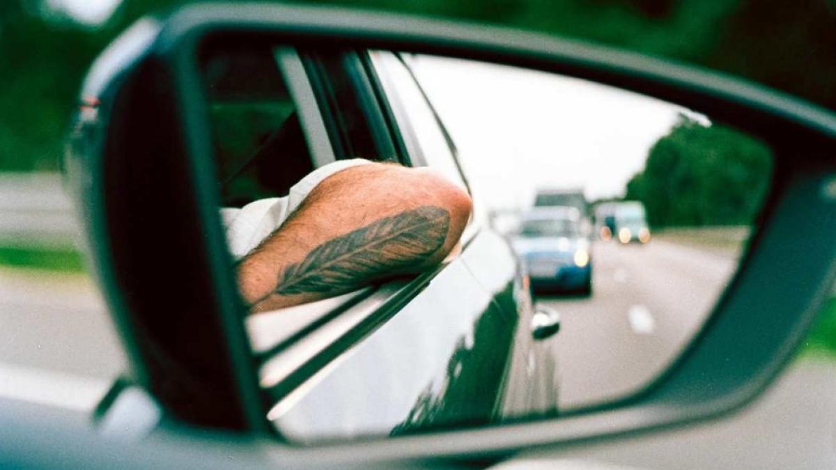 200 vietato guidare con il braccio fuori dal finestrino