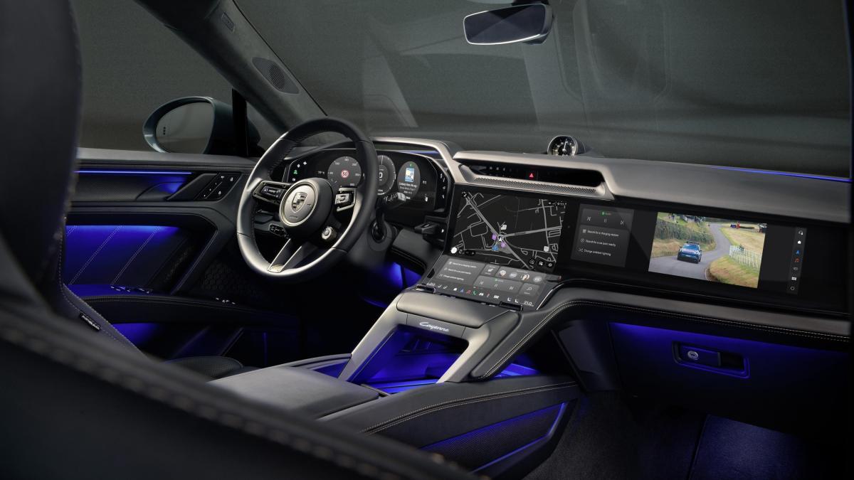 Porsche Cayenne Electric, svelati gli interni: dal maxi schermo alle novità che anticipano il futuro del marchio