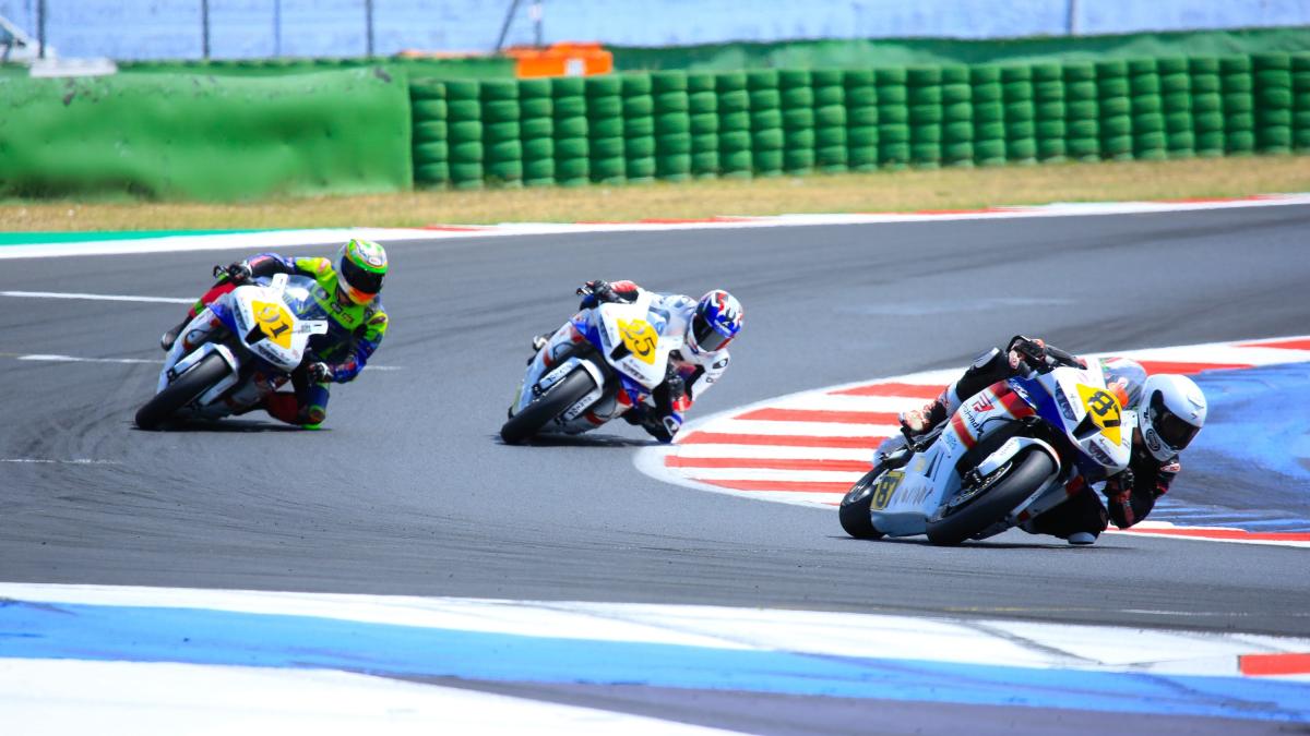 pro honda cbr600rr cup by improve titolo ancora in palio nell ultima gara del mugello