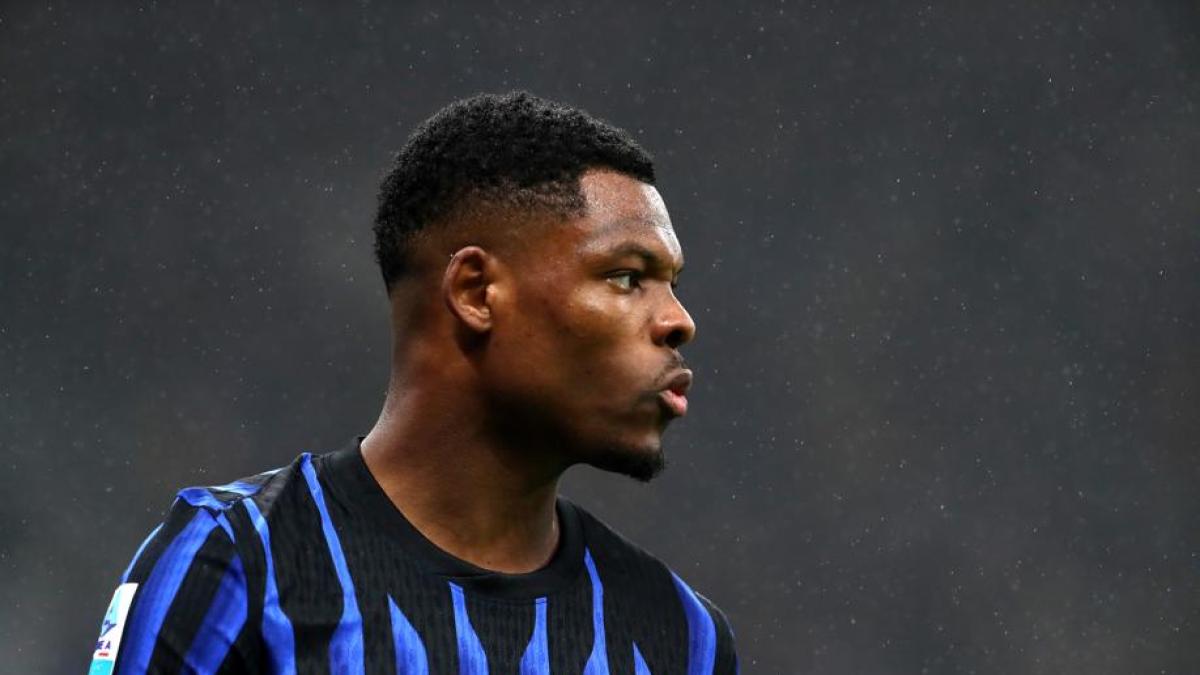 Dumfries esce arrabbiato per la sostituzione: pugno al pallone e borbottii