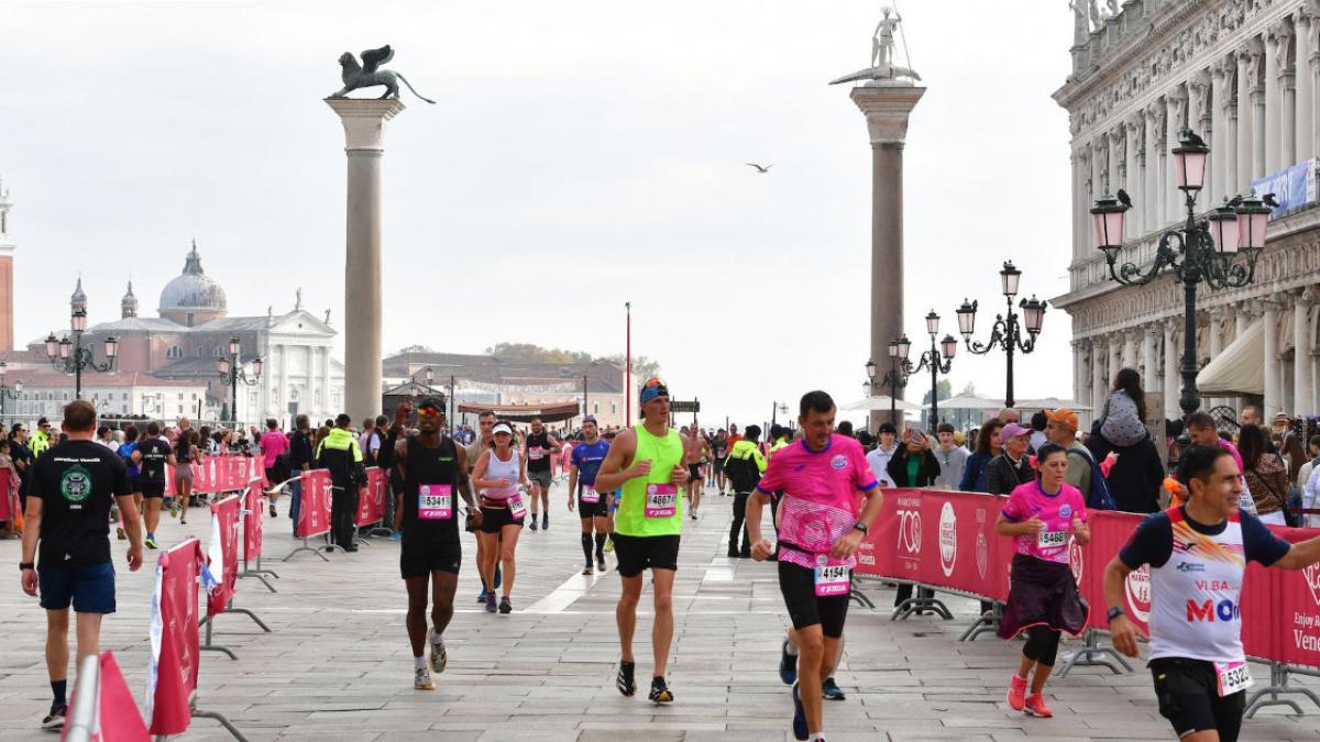 Maratona di Venezia: l’edizione a 300 anni dalla nascita di Casanova Maratona di Venezia: l’edizione a 300 anni dalla nascita di Casanova