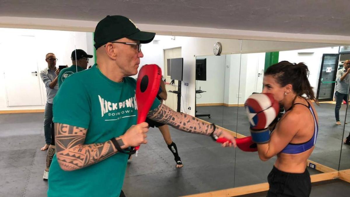 Morto Angelo Valente, icona della kickboxing: ha insegnato a combattere a Sfera, Canalis, Camarda...