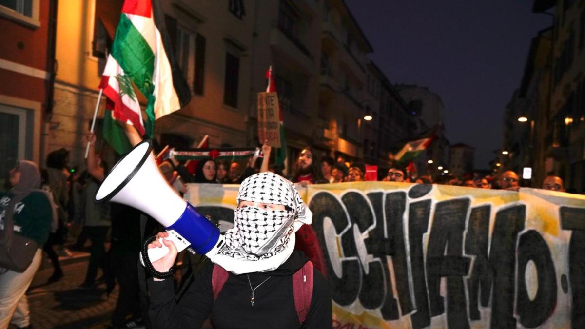 A Udine scontri tra polizia e manifestanti Pro Pal. Fischi all A Udine scontri tra polizia e manifestanti Pro Pal. Fischi all