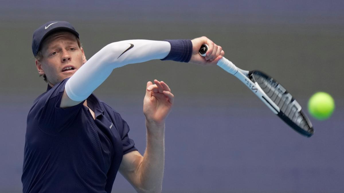 LIVE Alle 20 Sinner-Tsitsipas: Jannik all'esordio nel Six Kings Slam