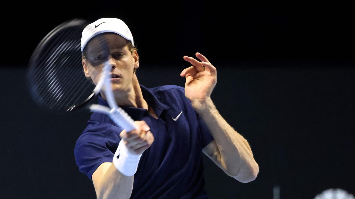 Sinner implacabile! Travolge Djokovic 6 4 6 2: sabato sera la super finale con Alcaraz Sinner implacabile! Travolge Djokovic 6 4 6 2: sabato sera la super finale con Alcaraz