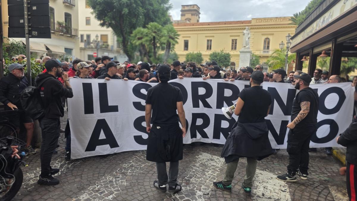 il sorrento a sorrento la manifestazione per tornare allo stadio di casa vogliamo soluzioni