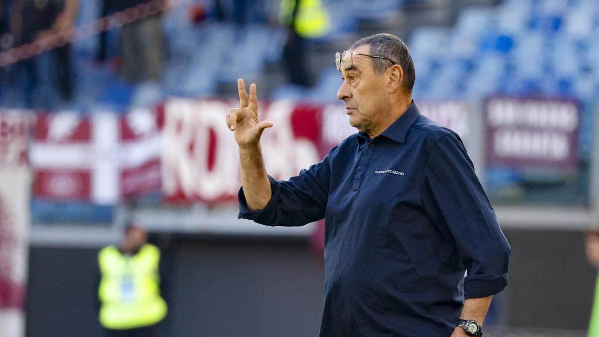Sarri: "Il mercato bloccato? Rimasto solo per la Lazio, con qualsiasi altra squadra me ne sarei andato" Sarri: "Il mercato bloccato? Rimasto solo per la Lazio, con qualsiasi altra squadra me ne sarei andato"