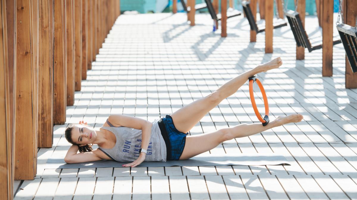 Gambe snelle e glutei sferici: il piano di reshaping con il Pilates Ring