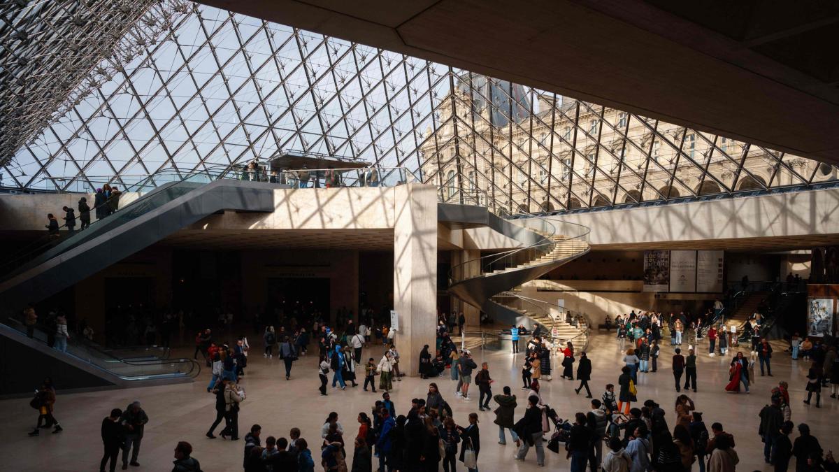 Rapina al Louvre, rubati i gioielli di Napoleone