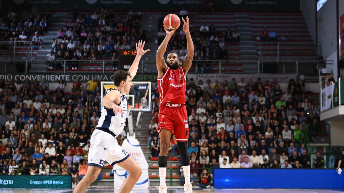 Milano ci ha preso gusto. Dopo Kaunas vince fuori anche con Sassari: Booker è super Milano ci ha preso gusto. Dopo Kaunas vince fuori anche con Sassari: Booker è super