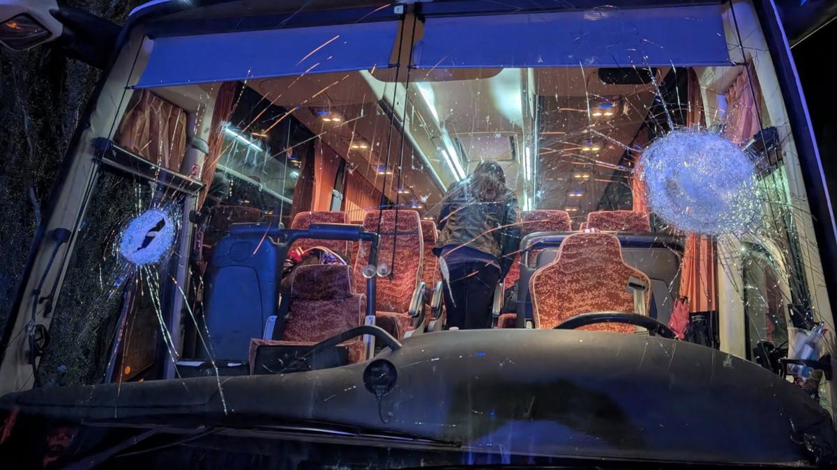 Tragedia a Terni: sassi contro il bus dei tifosi di Pistoia basket. Muore l Tragedia a Terni: sassi contro il bus dei tifosi di Pistoia basket. Muore l