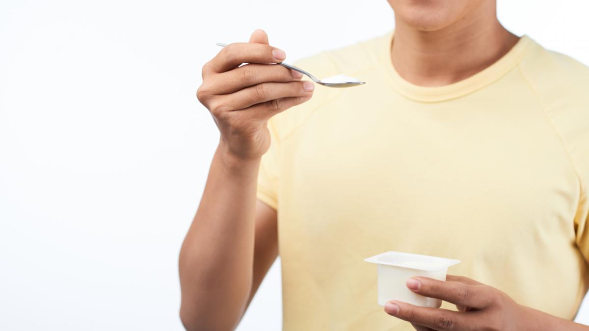 Perché lo yogurt greco è lo snack post allenamento di cui hai davvero bisogno Perché lo yogurt greco è lo snack post allenamento di cui hai davvero bisogno
