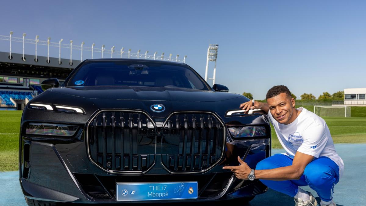 Real Madrid, le auto dei campioni: la Bmw i7 xDrive 60 di Mbappé e i Suv Xm di Brahim Diaz e Bellingham