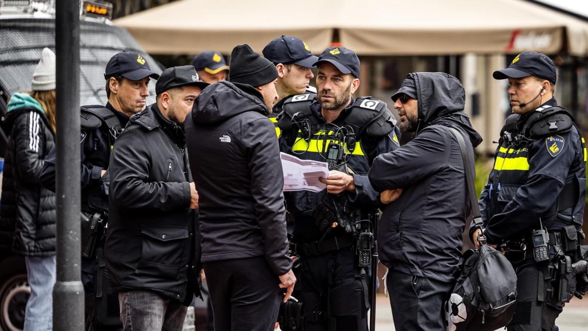 Tifosi del Napoli denunciano: "Abbiamo il biglietto, ma la polizia olandese ci blocca in albergo" Tifosi del Napoli denunciano: "Abbiamo il biglietto, ma la polizia olandese ci blocca in albergo"