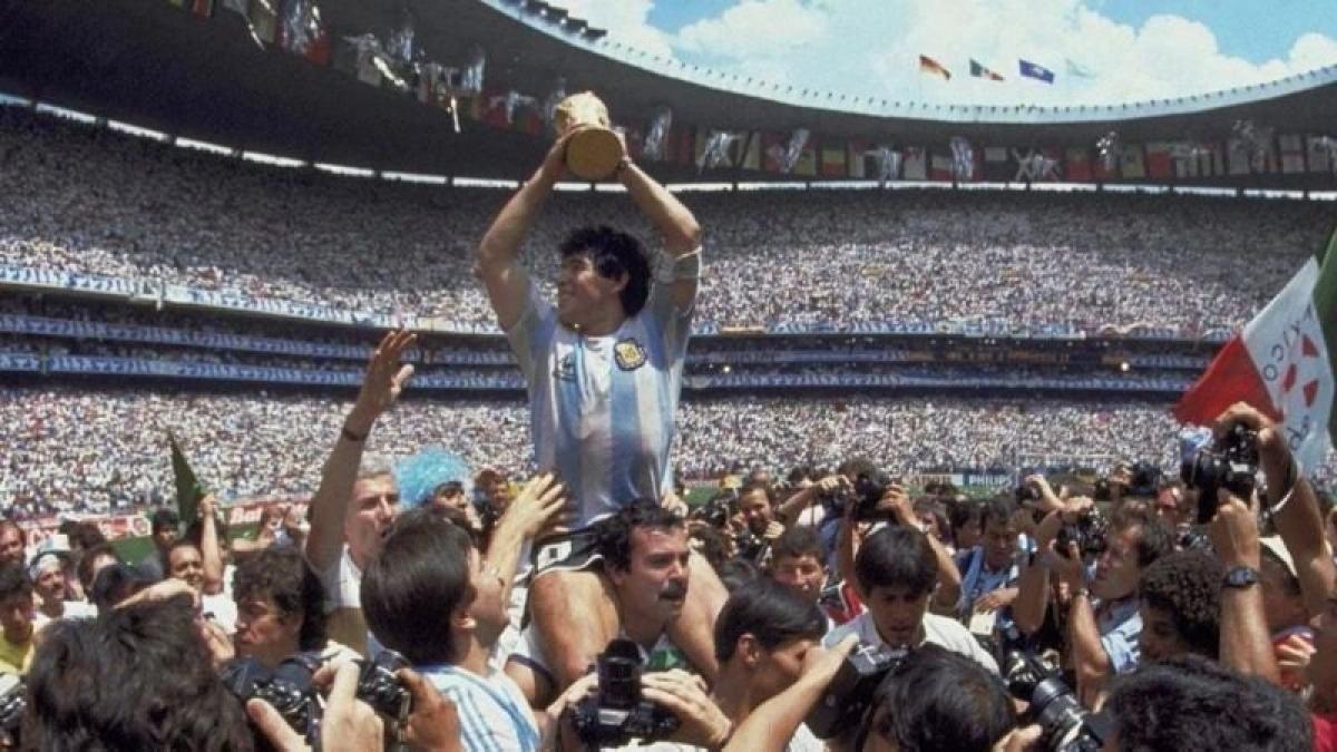Addio a Roberto Cejas: si è spento il tifoso che alzò in cielo Maradona dopo il trionfo a Messico Addio a Roberto Cejas: si è spento il tifoso che alzò in cielo Maradona dopo il trionfo a Messico