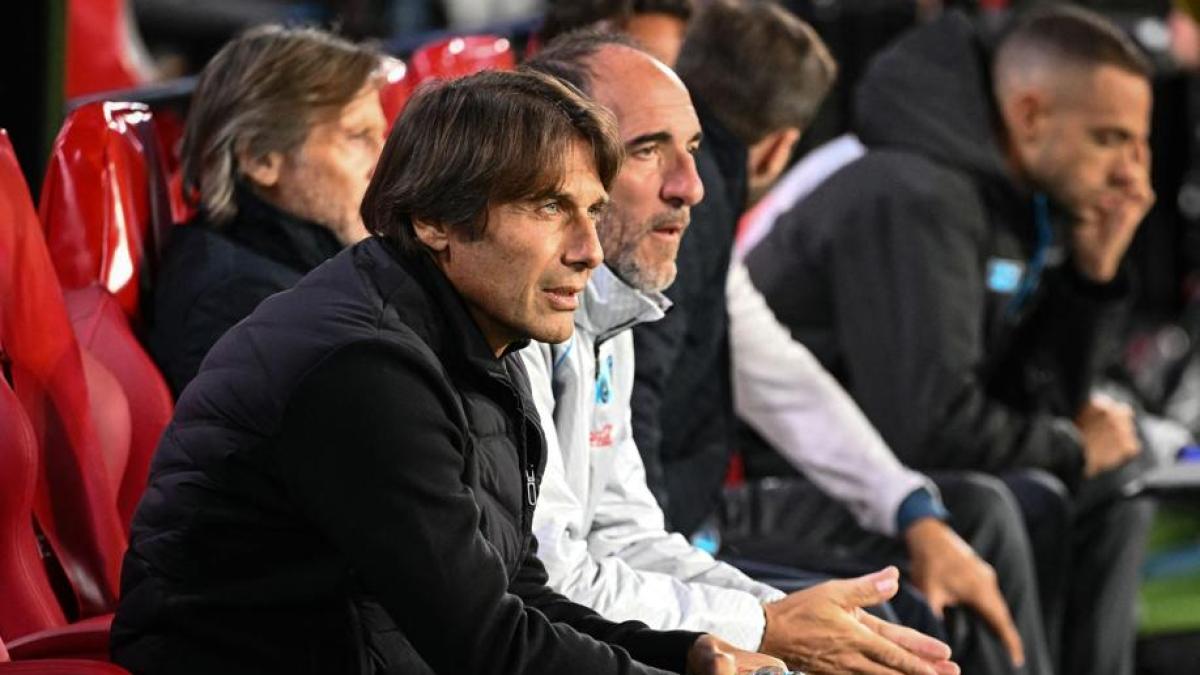 Conte, che aria dimessa: "Il 6 2 non è un caso. Sarà un anno complesso, lo dico dal ritiro..." Conte, che aria dimessa: "Il 6 2 non è un caso. Sarà un anno complesso, lo dico dal ritiro..."