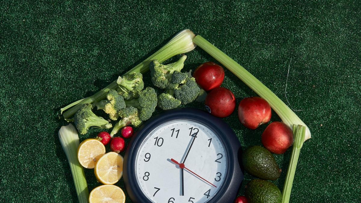 Ora solare, gli alimenti da preferire e quelli da evitare per affrontare meglio il cambio Ora solare, gli alimenti da preferire e quelli da evitare per affrontare meglio il cambio