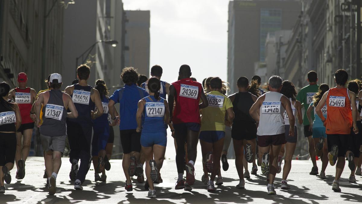 Correre la maratona senza intoppi? Allena i glutei e controlla i chilometri