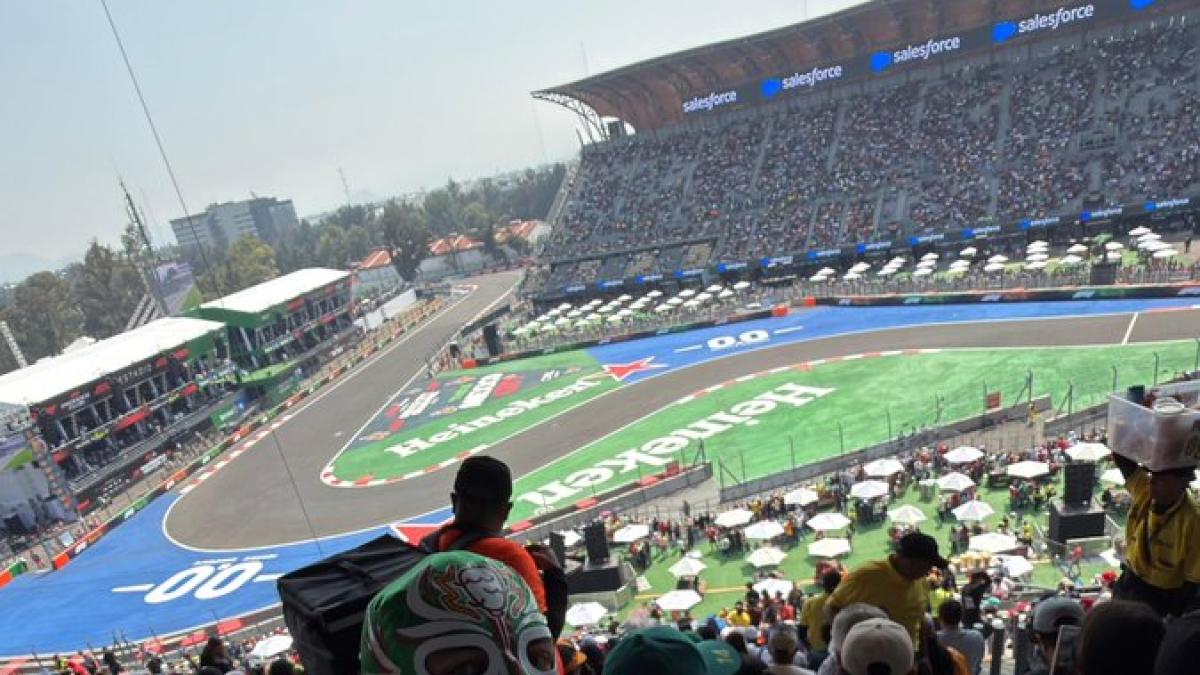 Russell si traveste da tifoso: va in tribuna mascherato per le FP1 a Città del Messico Russell si traveste da tifoso: va in tribuna mascherato per le FP1 a Città del Messico