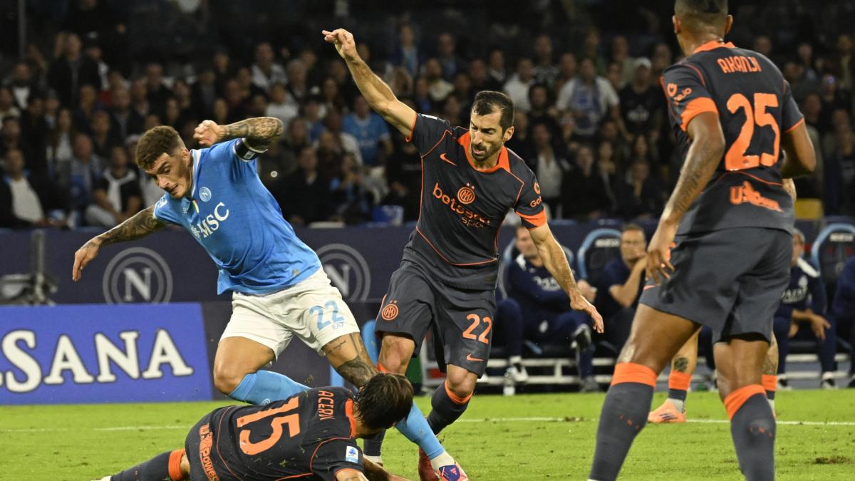 Il fischio a 8 secondi dal contatto, i 4 minuti di check: cos'è successo sul rigore di Napoli-Inter