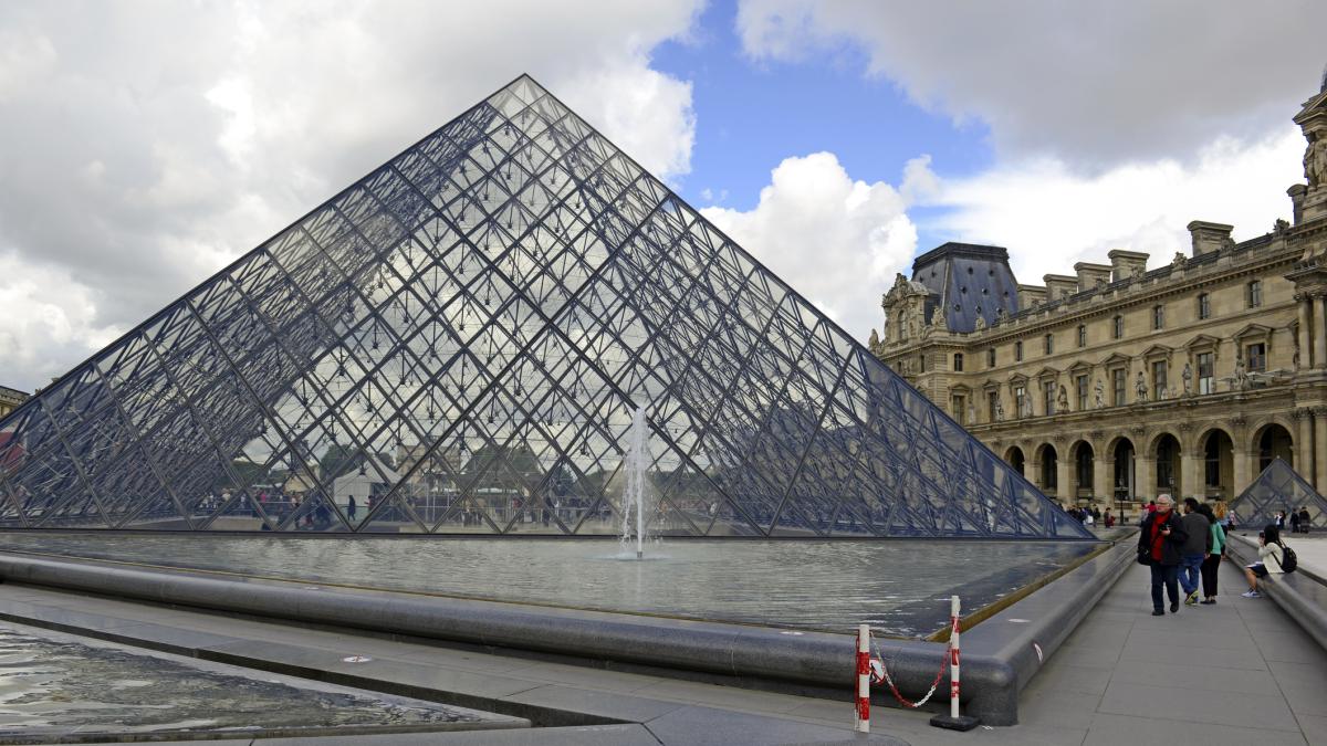 Furto al Louvre, arrestati due sospetti. Stavano scappando in Africa
