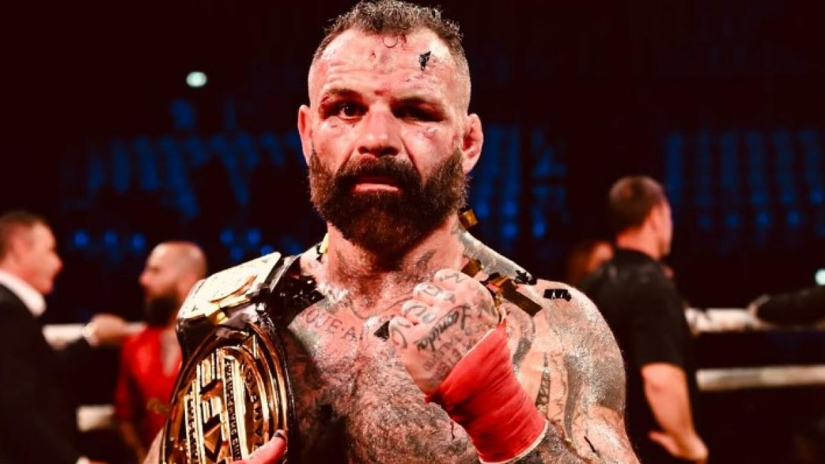 Eterno Sakara! A 44 anni batte Camozzi ed è campione del mondo di boxe a mani nude