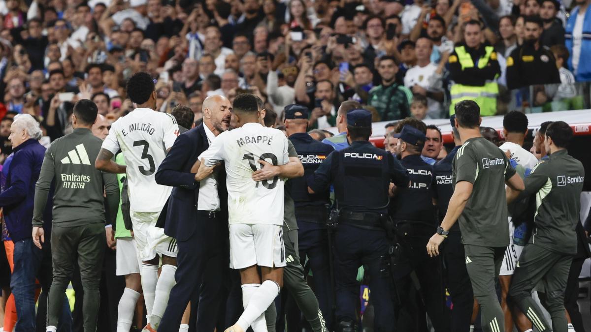 Tre gol, un rosso, un rigore sbagliato e la polizia in campo: il Real vince un Clasico ad altissima tensione Tre gol, un rosso, un rigore sbagliato e la polizia in campo: il Real vince un Clasico ad altissima tensione