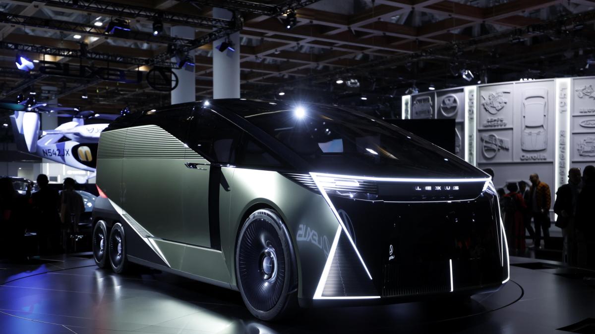Lexus, lusso e spazio in vetrina a Tokyo: il van a sei ruote LS Concept anticipa il futuro Lexus, lusso e spazio in vetrina a Tokyo: il van a sei ruote LS Concept anticipa il futuro