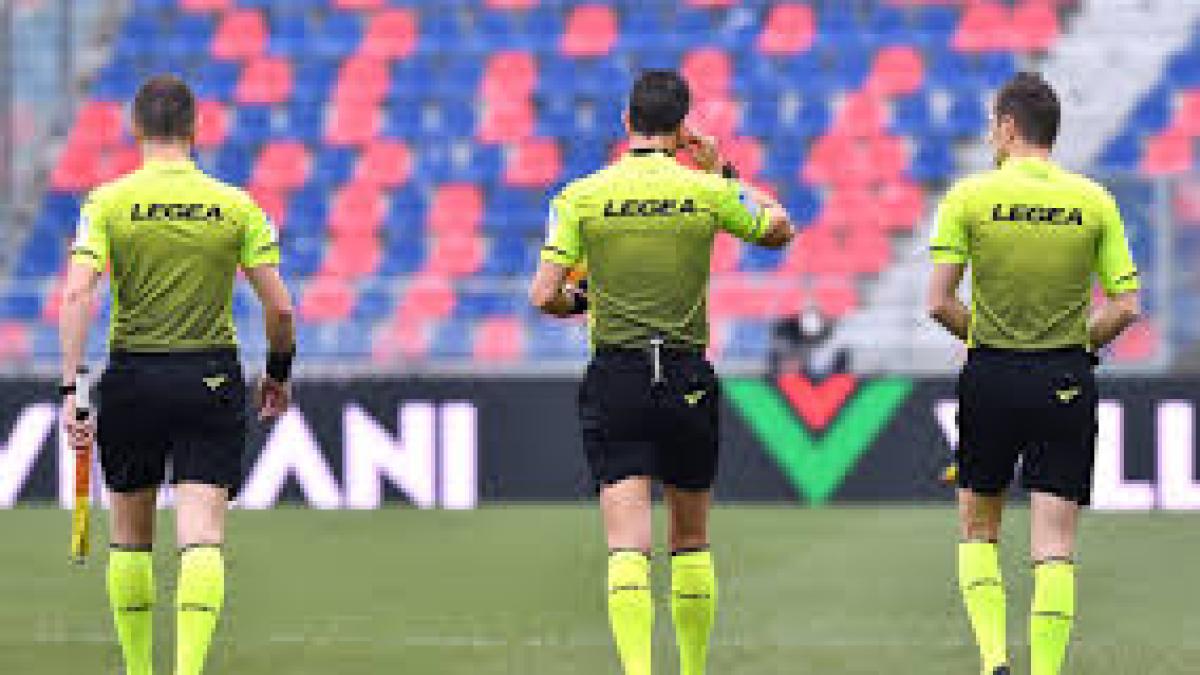 Arbitro accusato di corrompere i colleghi per favorire le scommesse: 5 arresti a Reggio Calabria Arbitro accusato di corrompere i colleghi per favorire le scommesse: 5 arresti a Reggio Calabria