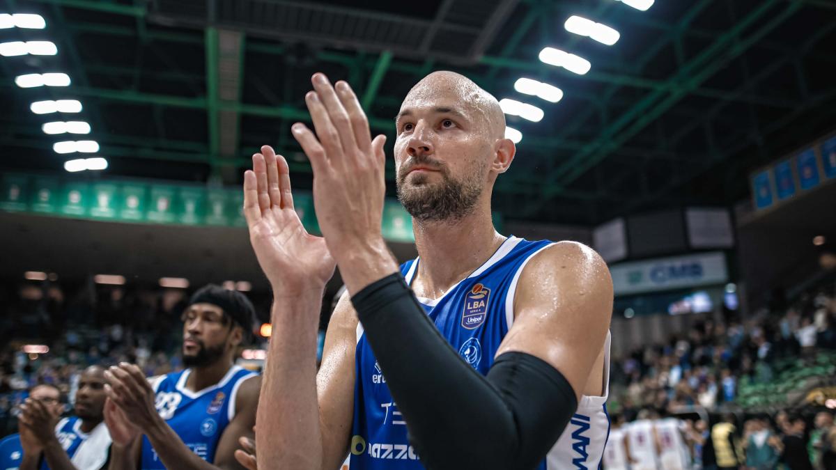 Bilan: il professore dell’area e il suo basket senza tempo. Poz e Poeta: "È immarcabile” Bilan: il professore dell’area e il suo basket senza tempo. Poz e Poeta: "È immarcabile”