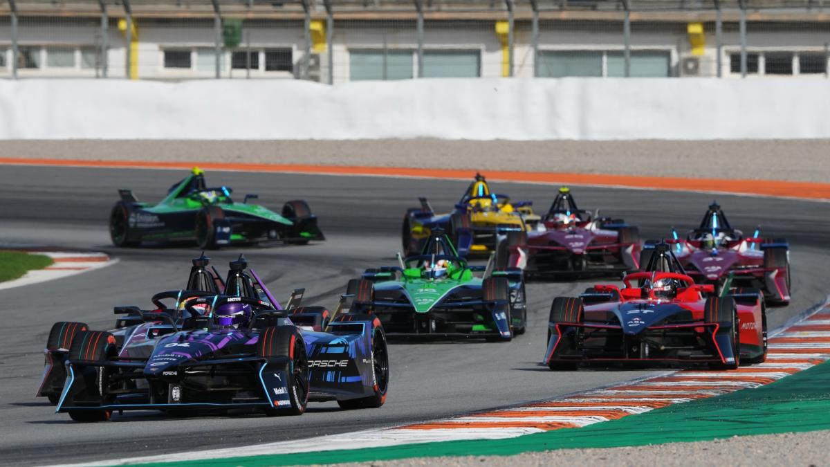 Formula E: Mortara (Mahindra) svetta nei test di Valencia, Rowland e Nissan già davanti Formula E: Mortara (Mahindra) svetta nei test di Valencia, Rowland e Nissan già davanti