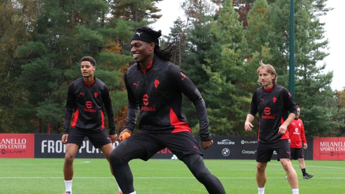 Milan, Leao in gruppo: è pronto a giocare. Torna Estupinan, Tomori e Gimenez out Milan, Leao in gruppo: è pronto a giocare. Torna Estupinan, Tomori e Gimenez out