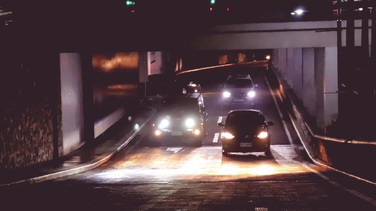 Fari anabbaglianti: quando vanno accesi, quando no e le multe per i trasgressori