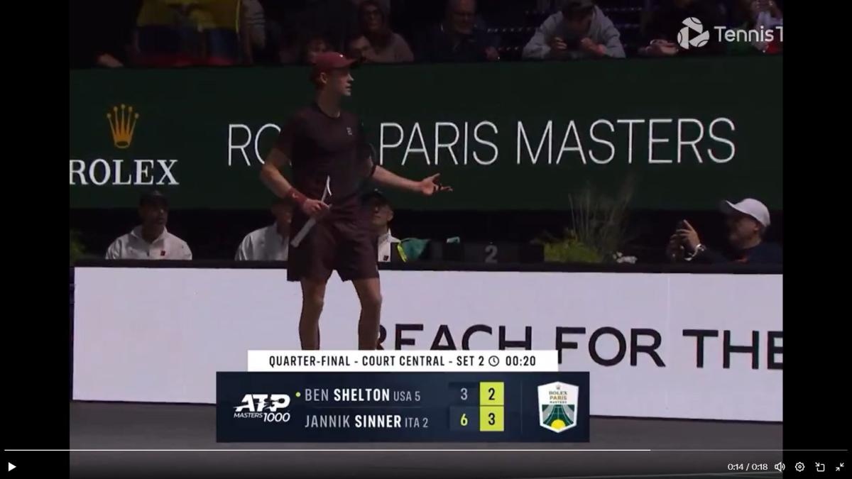 Toh, Jannik perde le staffe e rimprovera il suo angolo dopo il break vinto...