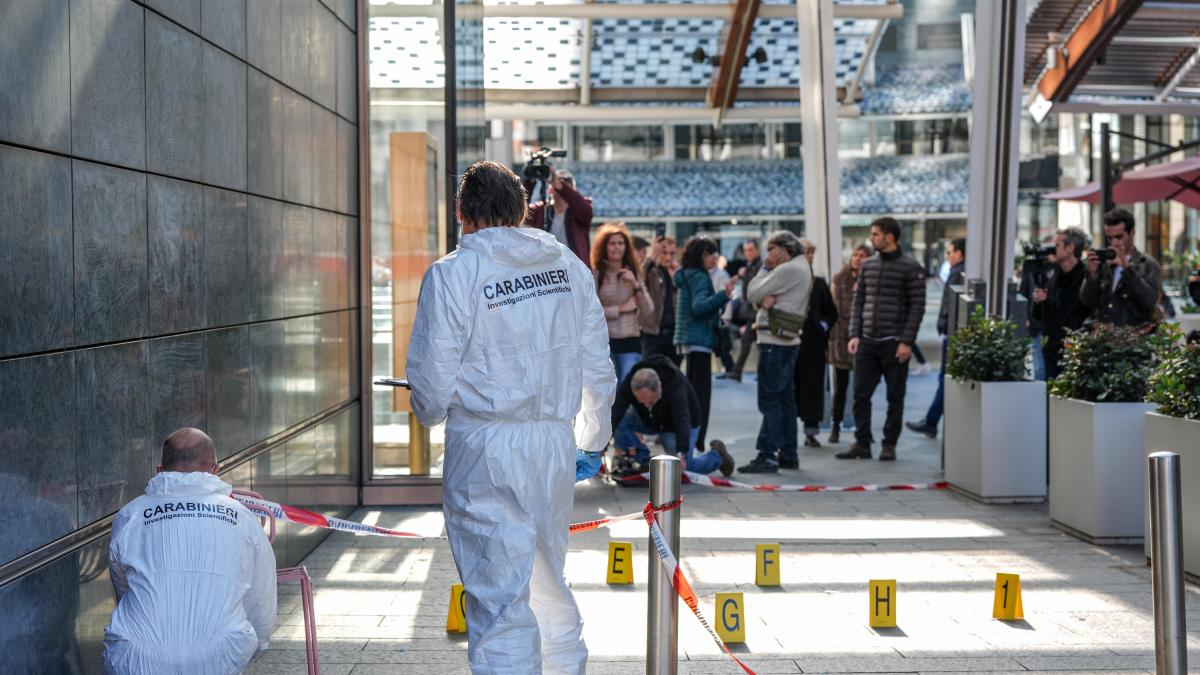 Accoltellamento a Milano, donna aggredita alle spalle in piazza Gae Aulenti