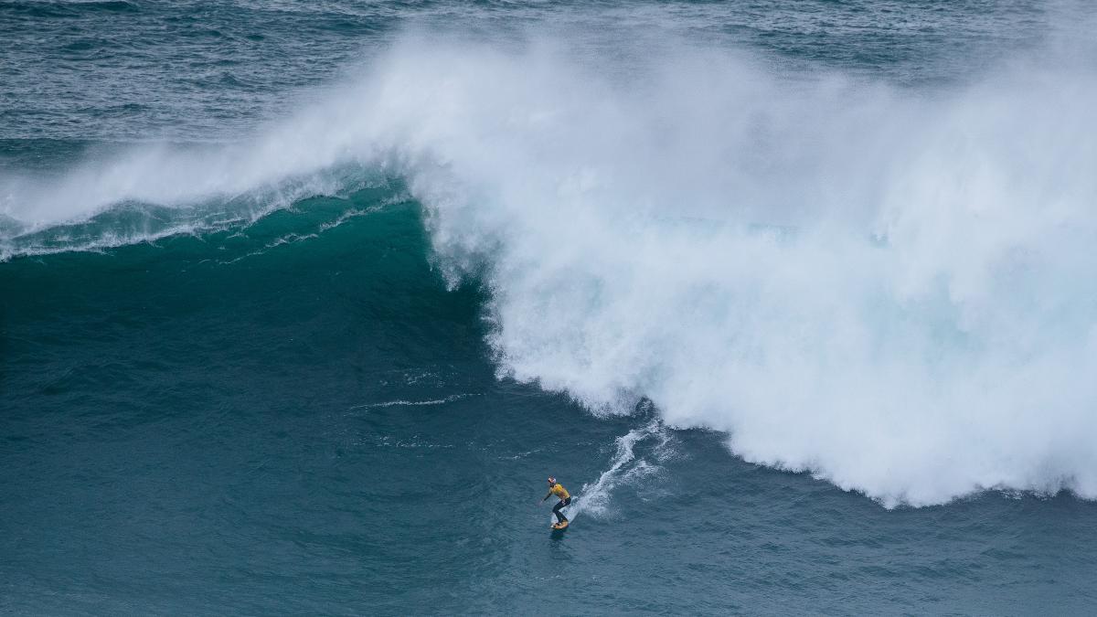 Surf, aperta la caccia alle grandi onde di Nazaré