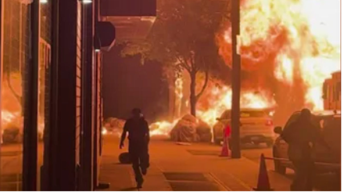New York, butta la sigaretta e l'auto salta per aria
