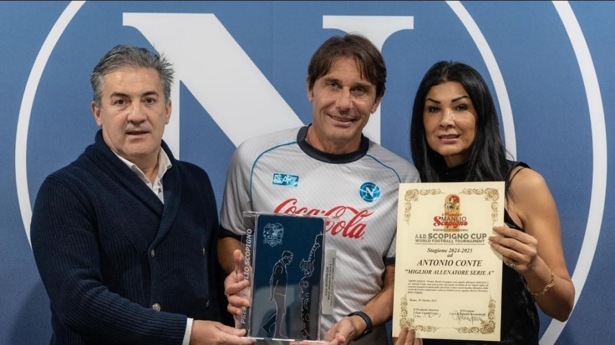 antonio conte riceve il premio scopigno 200 lui il miglior allenatore della scorsa stagione