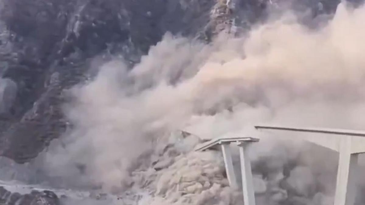 cina crolla ponte autostradale hongqi il video