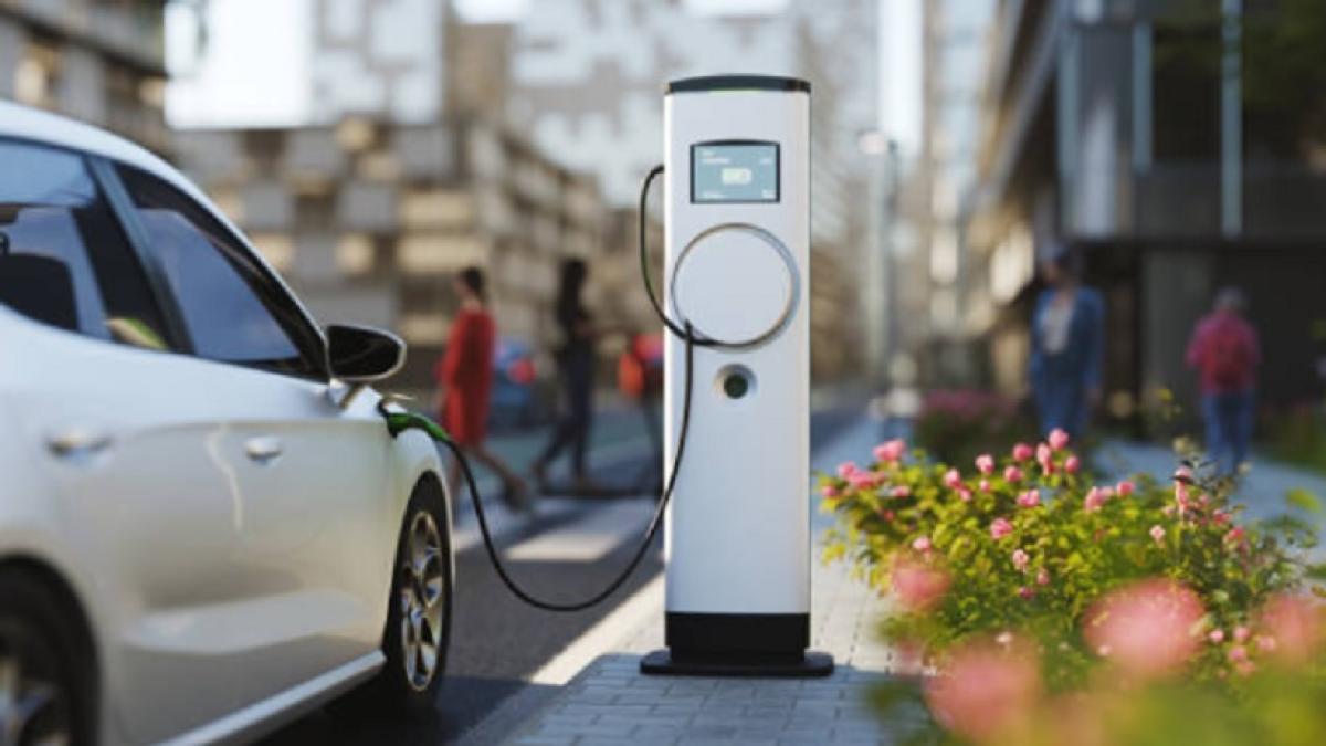 Tassa sulle auto elettriche: bufera nel Regno Unito