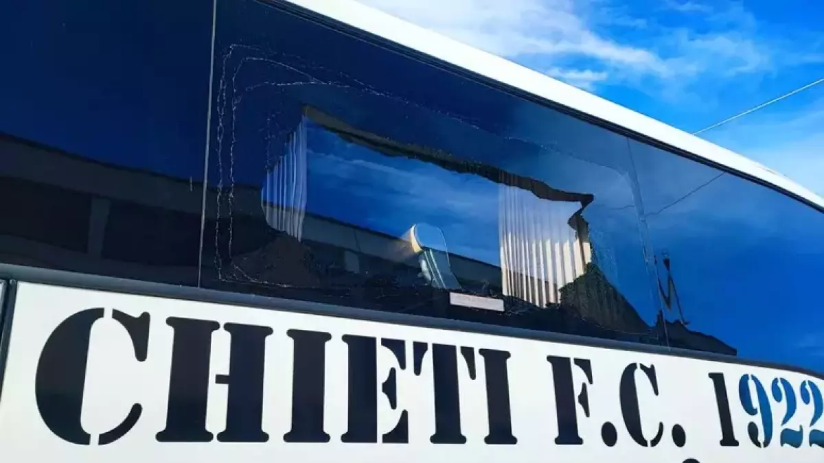 Sassi contro pullman del Chieti, indaga la Digos. Sospetti sulla tifoseria del club abruzzese