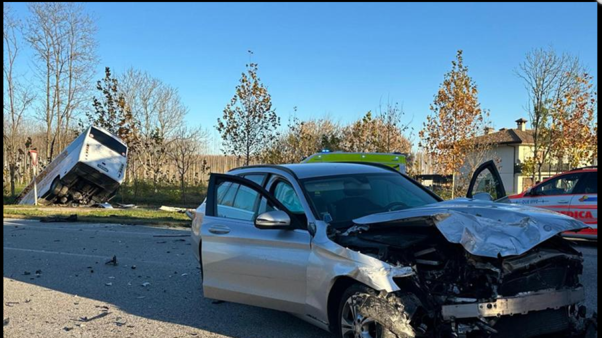 Scontro tra scuolabus e auto in provincia di Pordenone: grave la conducente dell