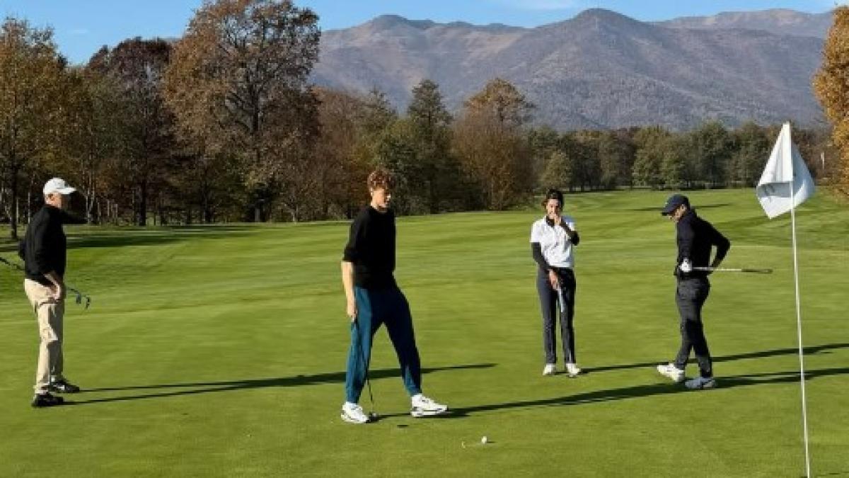 il maestro sinner si riposa giocando a golf ma sul green alcaraz 232 pi249 forte di me