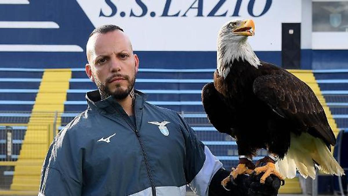 Post social offensivi, il falconiere della Lazio si scusa: "Scritti anni fa, non mi rappresentano più"