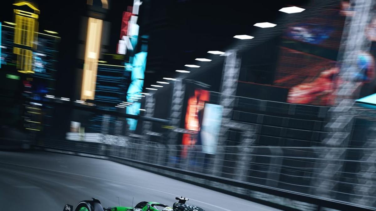 dal casco di hamilton alla sauber8230 a scacchi l omaggio della f1 a las vegas