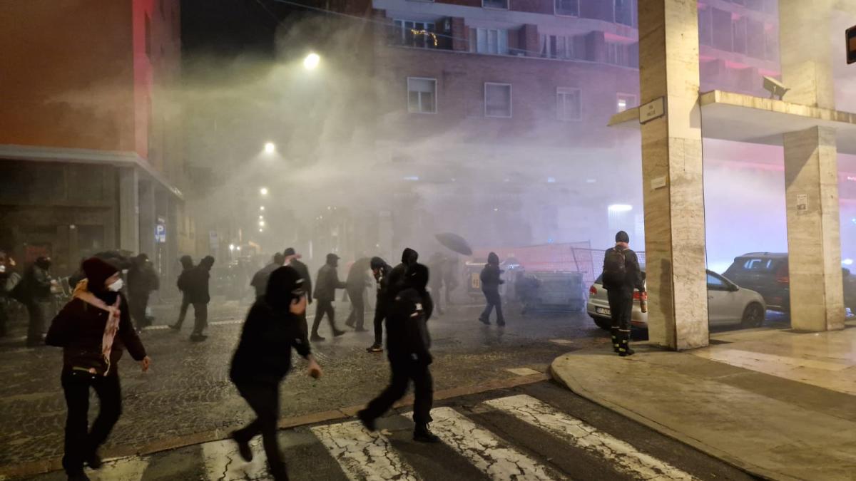 Razzi, fumogeni, incendi: guerriglia a Bologna tra manifestanti e polizia prima di Virtus Maccabi