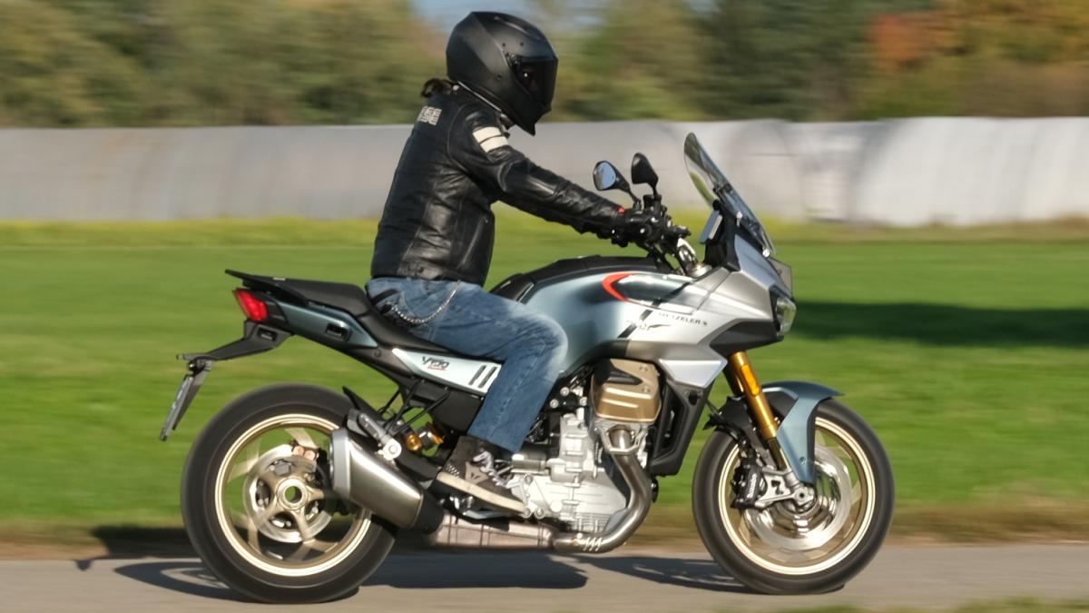 Moto Guzzi V100 Mandello S: la prova tra città, colline e autostrada