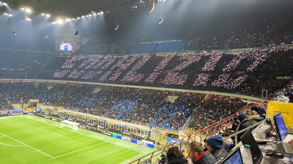 La Curva Sud aggira il divieto: "Sodalizio" viene scritto con gli smartphone